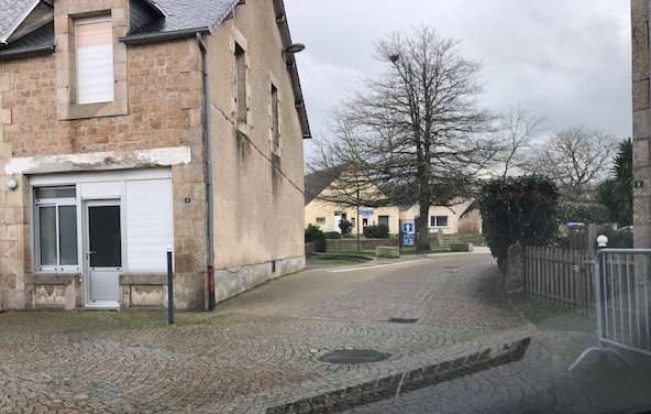 Barrières métal sur la voie piétonne 