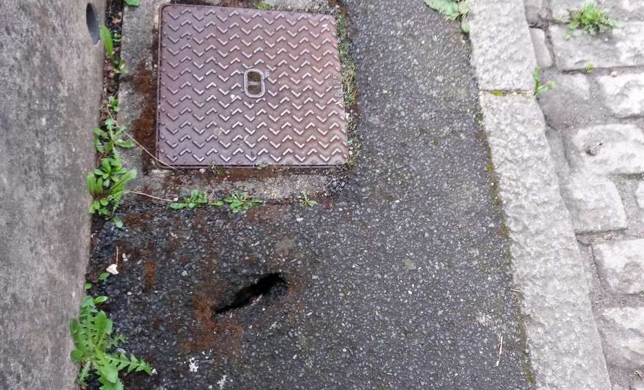 Trou dans le trottoir