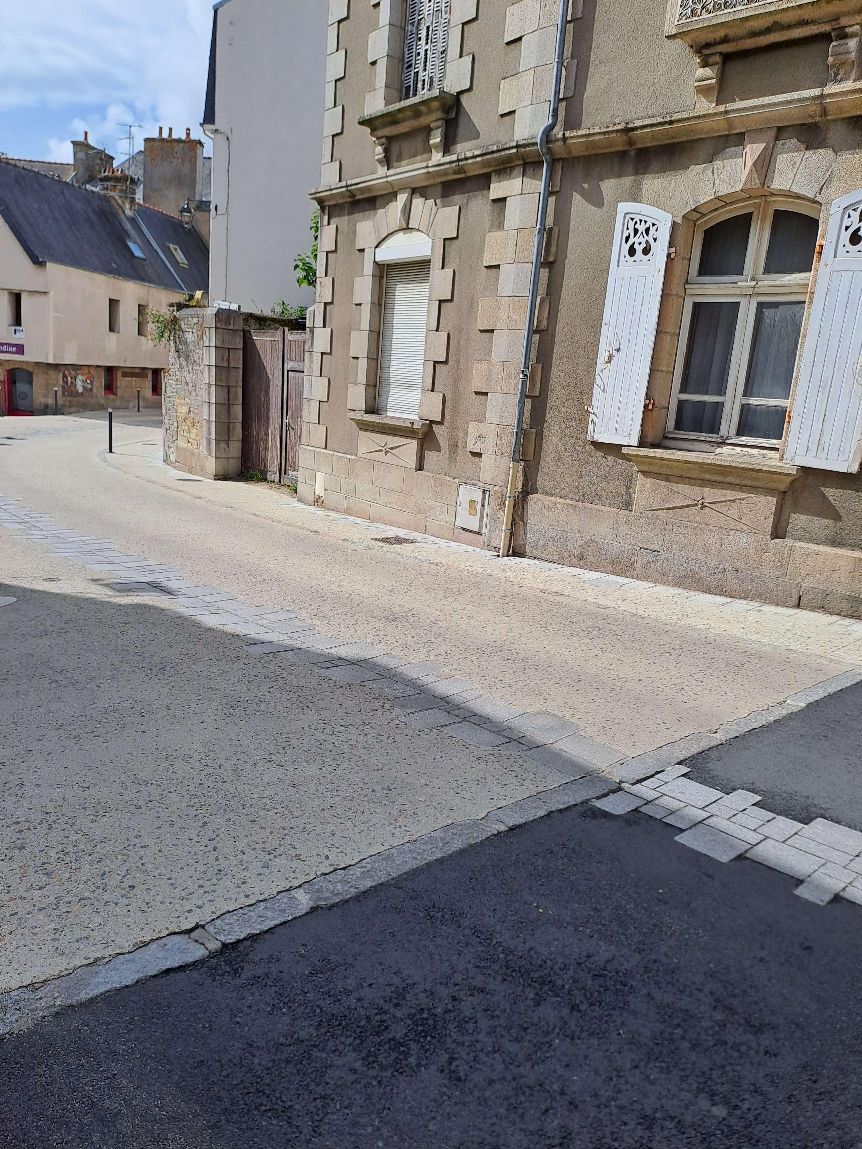 Absence de protection du cheminement piéton 